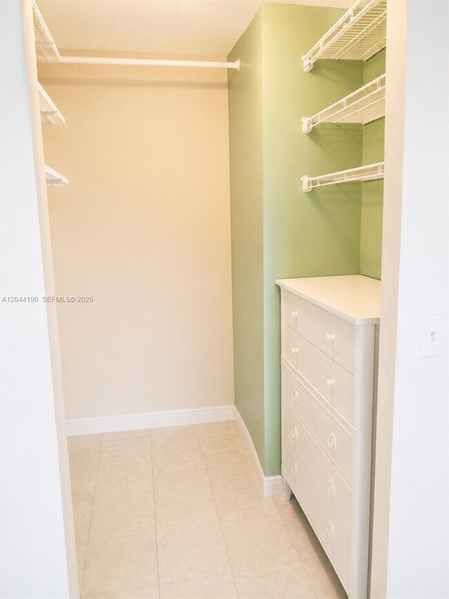 Building Photo - 2821 Somerset Dr