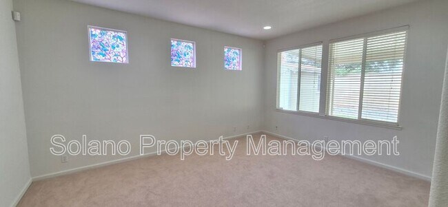 Building Photo - 2080 Mariposa Dr