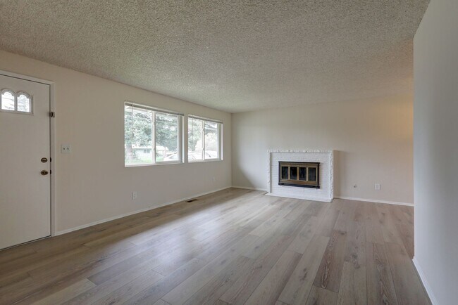 Building Photo - Beautiful, Remodeled Burien Rambler Available Now! 3Bedrooms Plus Den!