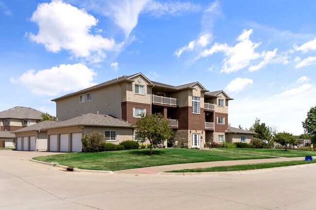 Building Photo - 870 W Cherry St