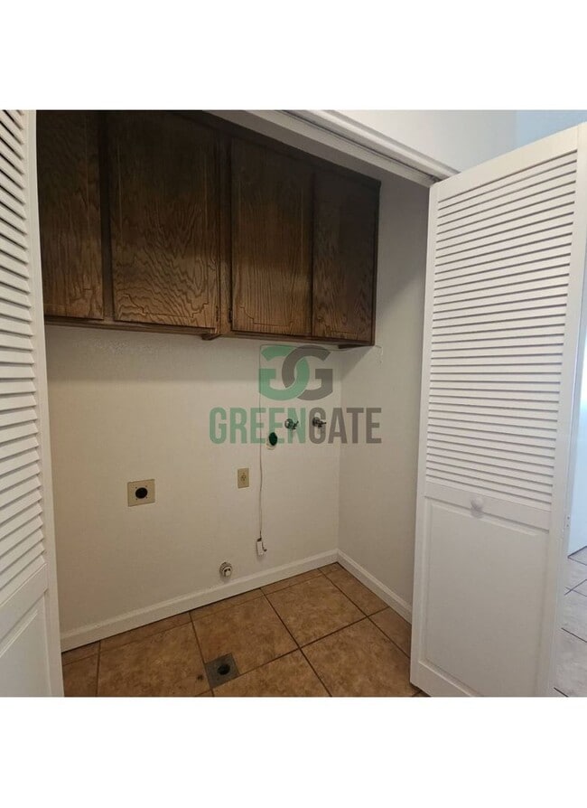Building Photo - Beautiful 3 BEDROOM 2.5 BATH HOME IN MODES...