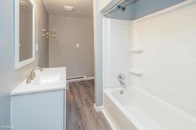 Building Photo - 3 br, 1 bath House - 114 Baker St