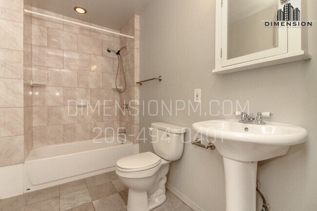 Building Photo - 2 bedroom, Spacious, Apartment in Downtown...