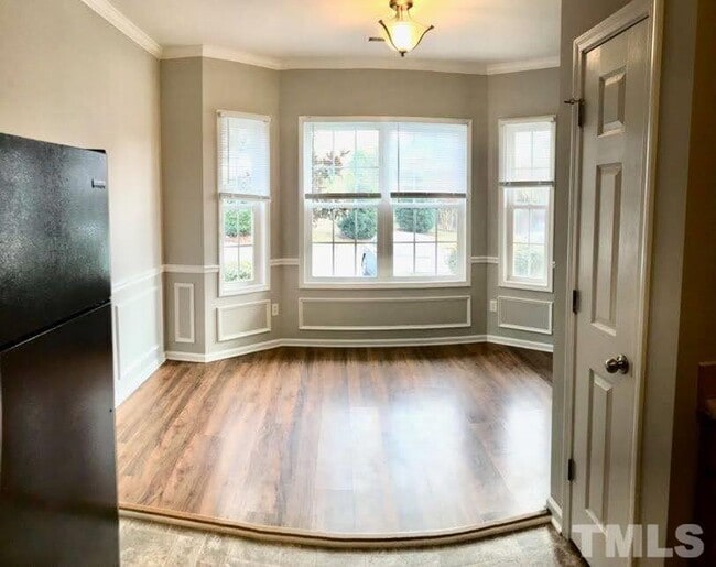 Building Photo - 3 Bedroom Townhome