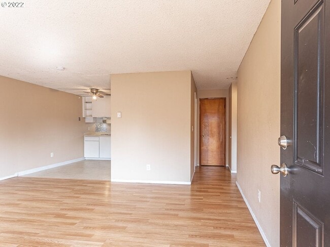 Building Photo - Bright Interior with Generous Bedroom Space – Includes Washer and Dryer