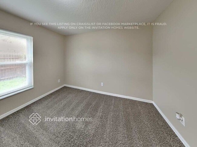 Building Photo - 5816 33rd Dr E