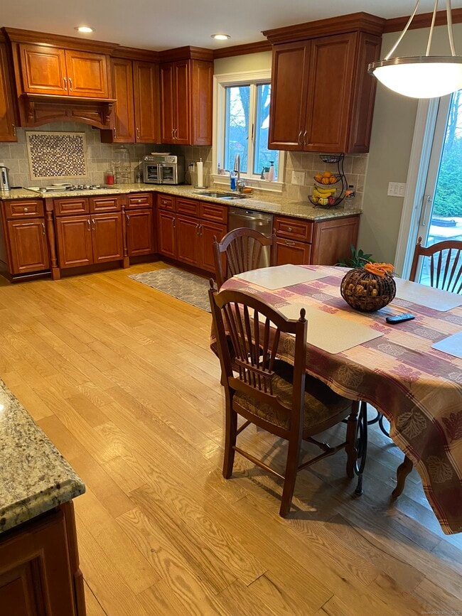 Building Photo - 5 Meadow Wood Rd