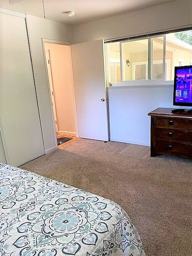 Building Photo - Lovely Home in W. Redding!!