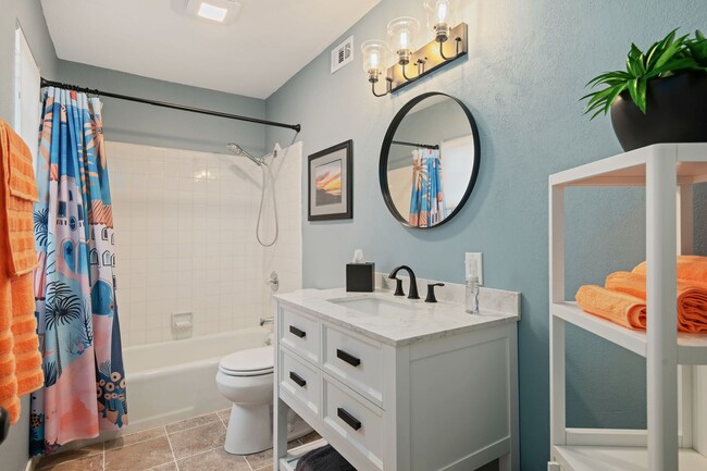 Building Photo - Fully Remodeled East Side Townhome – Furnished & Move-In Ready!