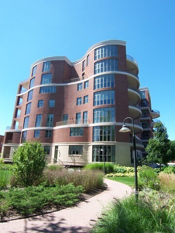 Building Photo - 520 S Washington St