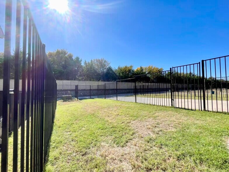 Building Photo - 8213 Bethpage Dr