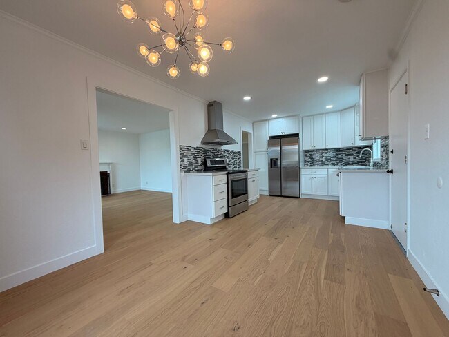 Building Photo - Spacious 4 Bedroom/2Bathroom Home in South San Francisco!