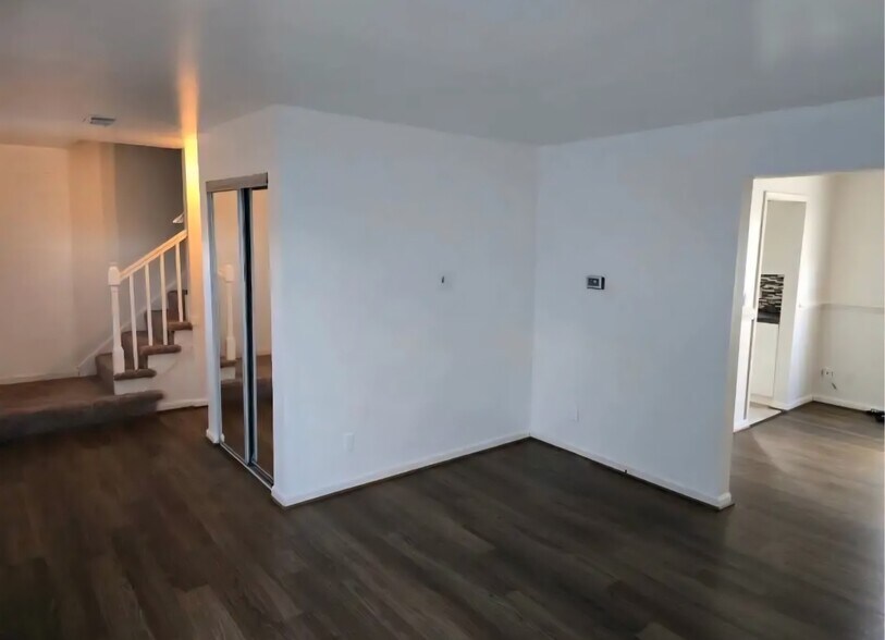 Building Photo - 300 Red Oak Dr