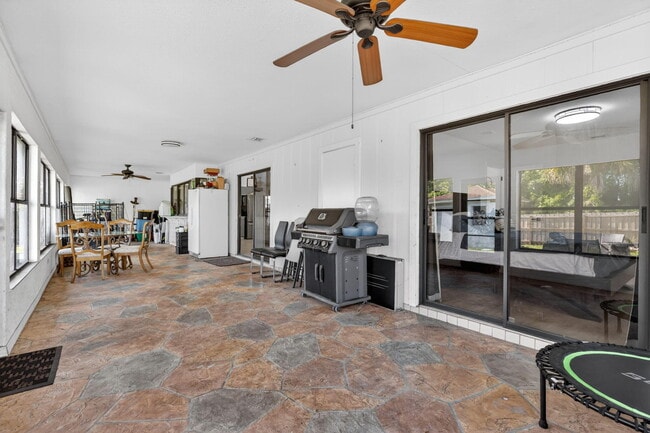 Building Photo - 481 SW Aster Rd