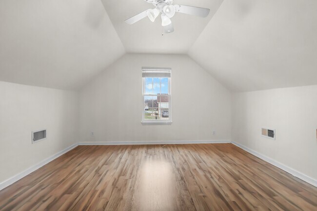 Building Photo - 3817 Roscommon Way