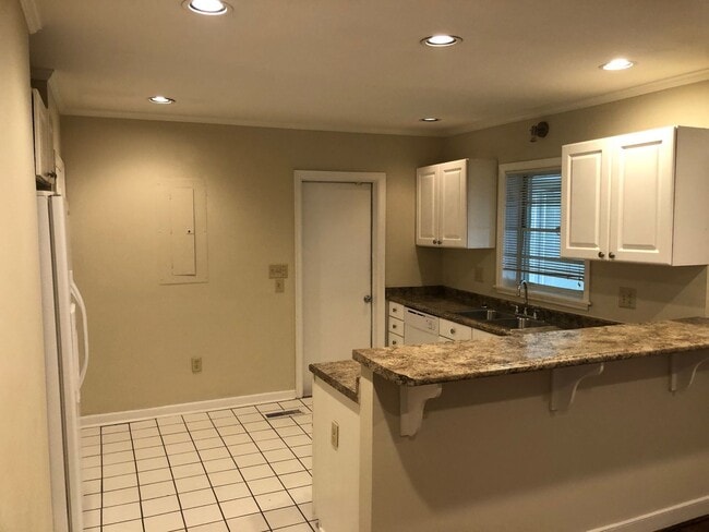 Building Photo - Great Emory Area Rental