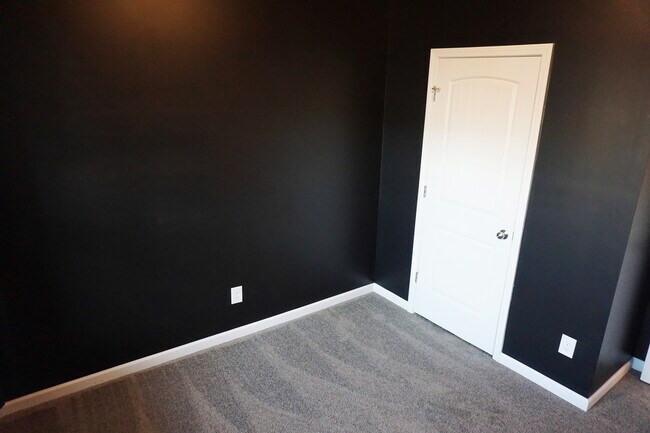 Building Photo - 2221 Silverton Dr
