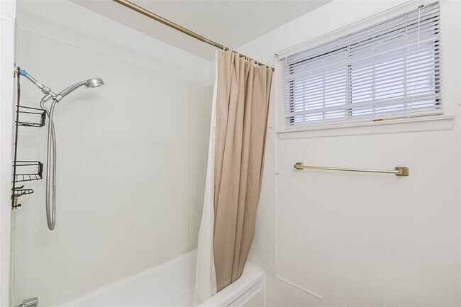 Building Photo - 4919 Glenridge Ln