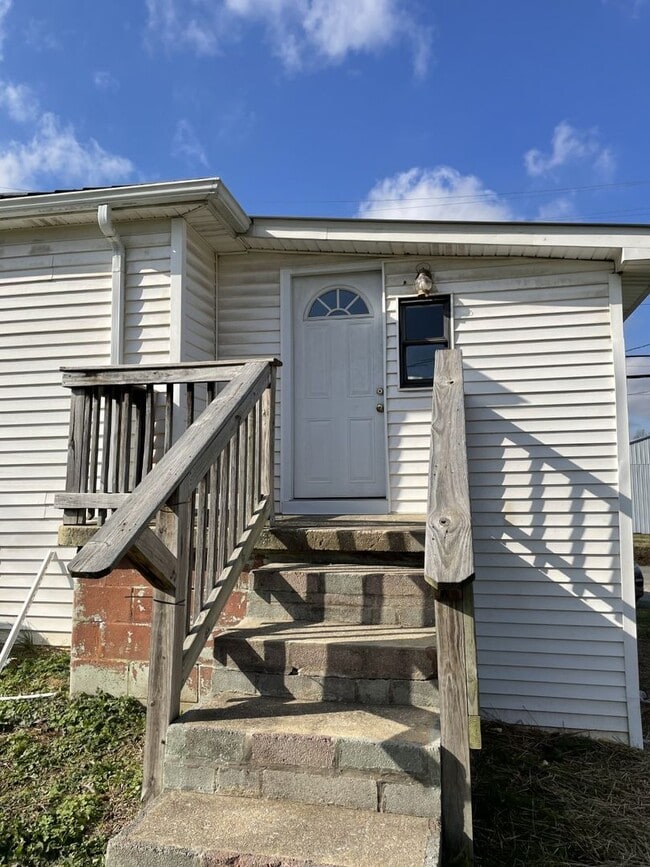 Building Photo - 4 Bedroom Two-Story Home with Large Yard, Lawn Care Included