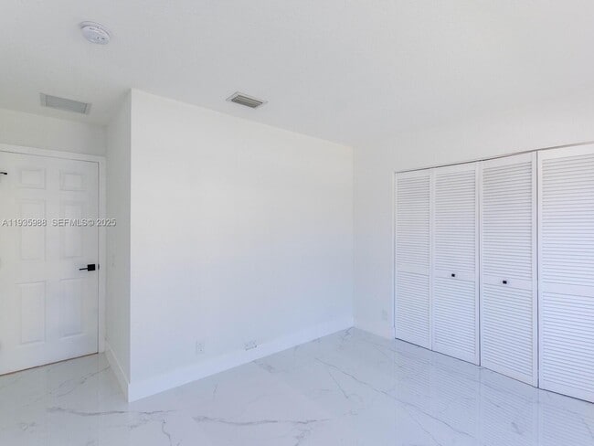 Building Photo - 381 Cameron Dr