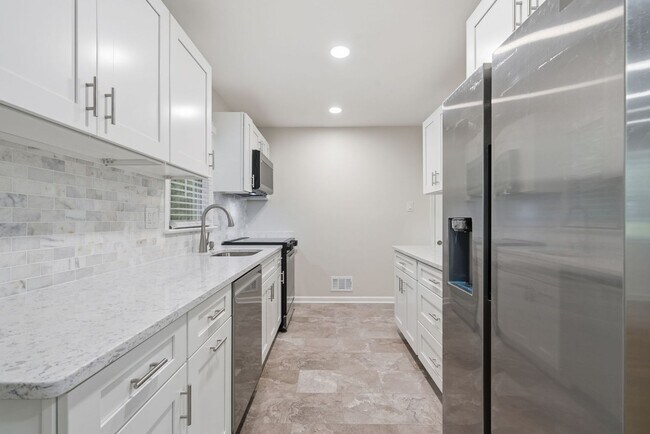 Building Photo - 18 Grandin Cir