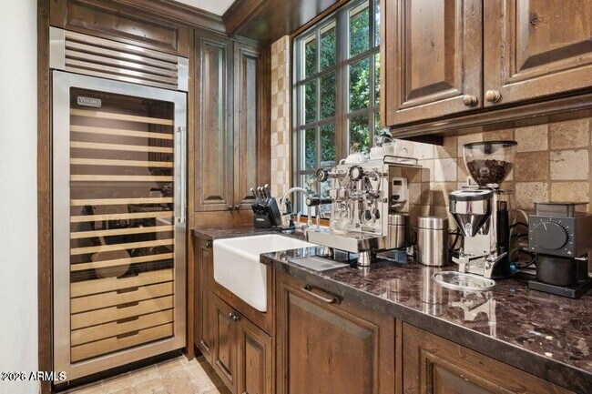 Building Photo - 4949 E Lincoln Dr