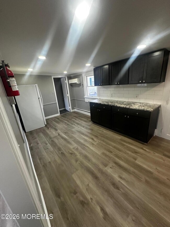 Building Photo - 114 W 4th St