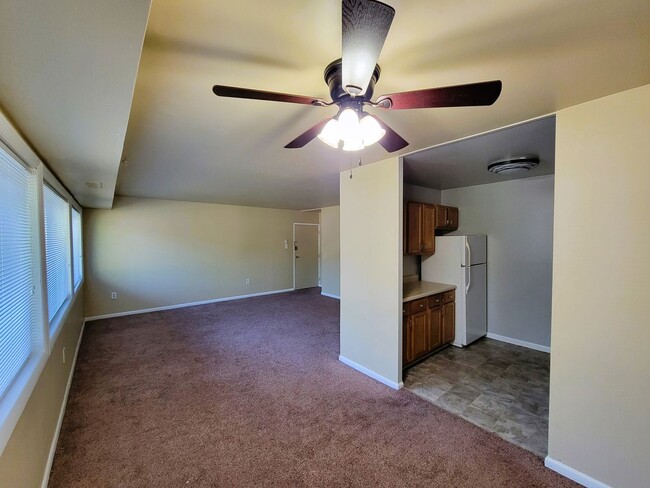 Building Photo - One bedroom condo with lots of space in He...