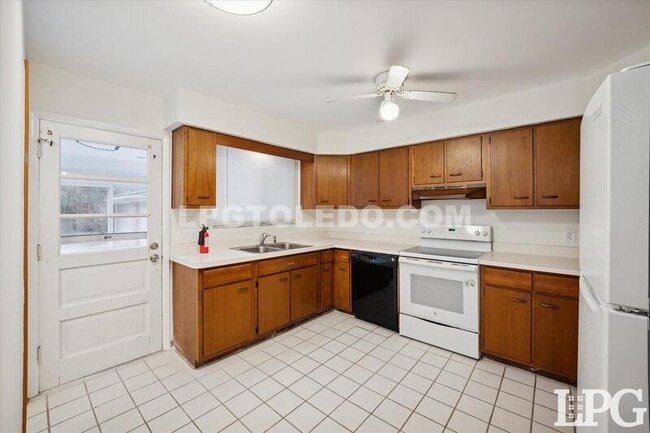 Building Photo - 3860 Sheffield Ct