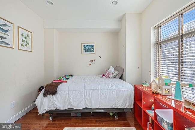 Building Photo - 1935 W George St