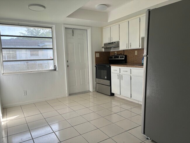 Building Photo - 5904 SW 27th St