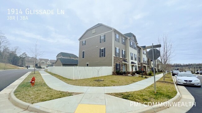 Building Photo - 3 Bed / 2.5 Bath Townhouse (Available 5/10...