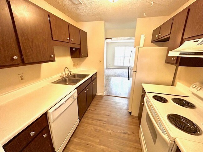 Building Photo - Cute and Cozy-ONE BEDROOM/ONE BATH - SOUTH HUNTSVILLE LOCATION -With a $300 Off the first month's...