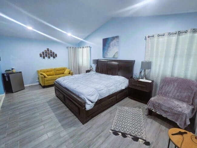 Building Photo - 5885 Northpointe Ln