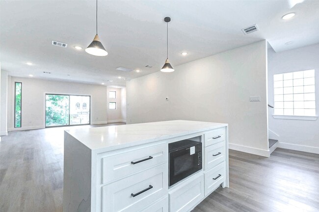 Building Photo - 5638 Dolores St