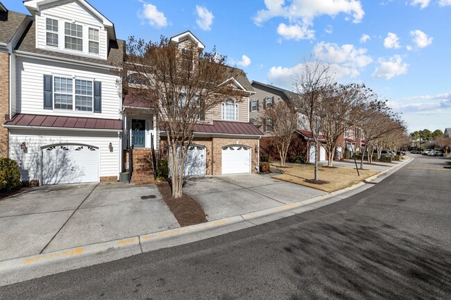 Building Photo - Spacious 3-Story End-Unit Townhouse Condo