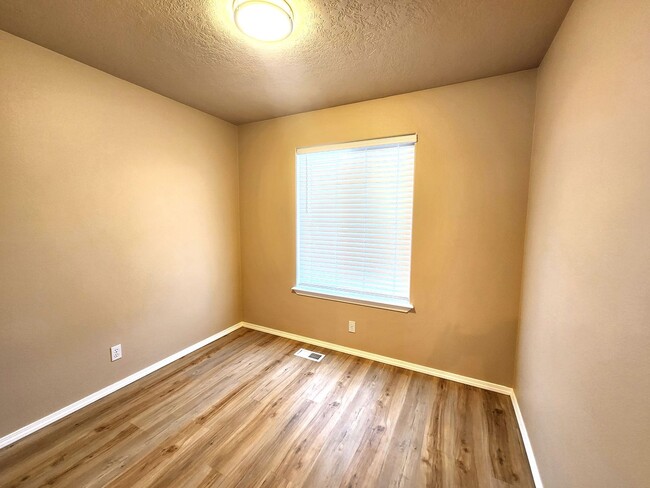 Building Photo - Remodeled 3 bedroom