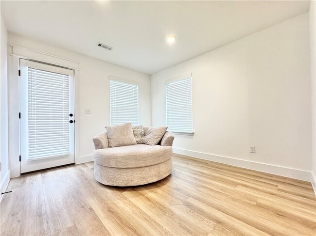 Building Photo - 681 Kendra St