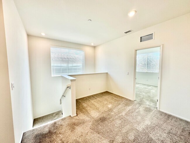 Building Photo - Lovely, Light & Bright, Two-Story, Detached Home in the Desirable Wildgrove Community of Vista!