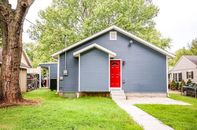 Building Photo - Beautiful & Charming 4 Bed / 2 Bath Home –...