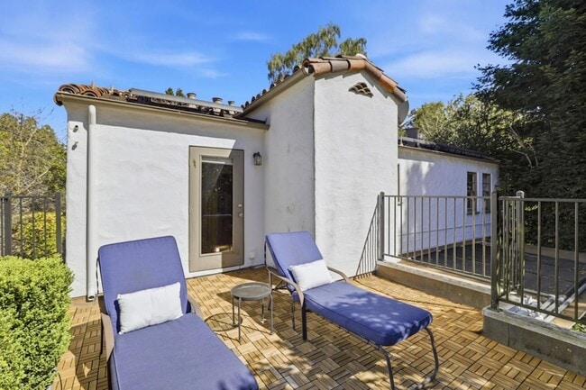 Building Photo - 566 E Crescent Dr