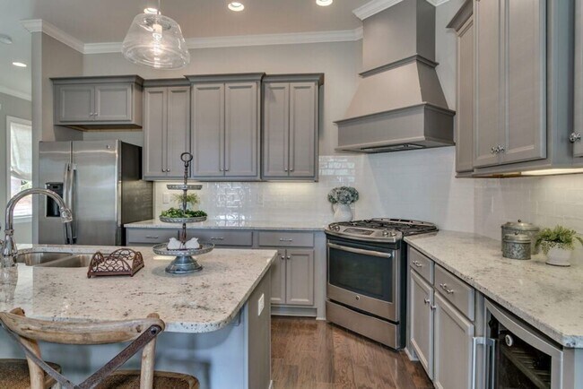 Building Photo - Pinnacle Park Townhomes -- Furnished, Utilities Included