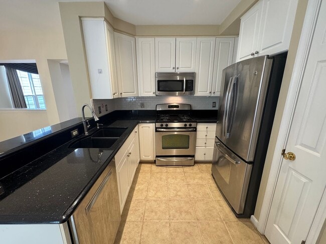 Building Photo - Beautiful 2 Bed 2 Bath End-Unit Townhome I...
