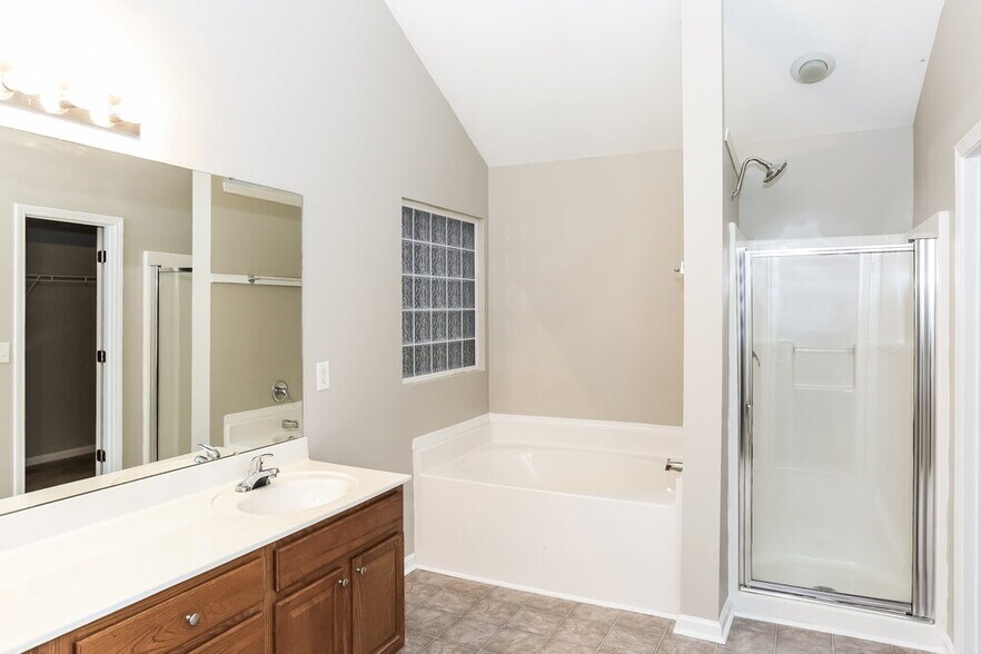 Building Photo - 5112 Kiev Dr