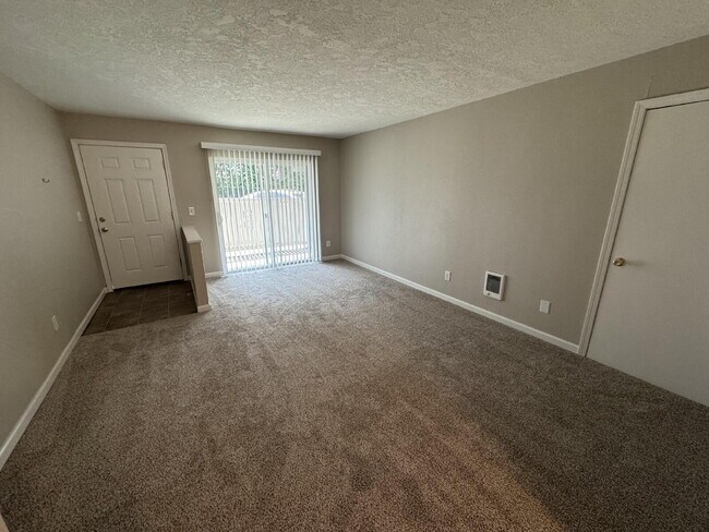 Building Photo - 2 Bedroom Ground Level Unit - Oregon City