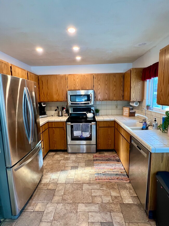 Kitchen w/new appliances - 924 Linda Ave