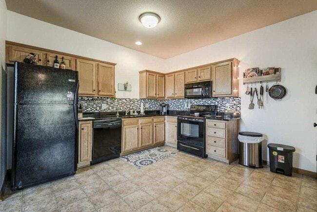 Building Photo - 3D Tour Available - Beautiful Miller Ranch Town-Home with Open Floor Plan! Available July 1st!