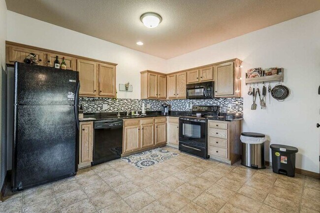 Building Photo - 3D Tour Available - Beautiful Miller Ranch Town-Home with Open Floor Plan! Available July 3rd!