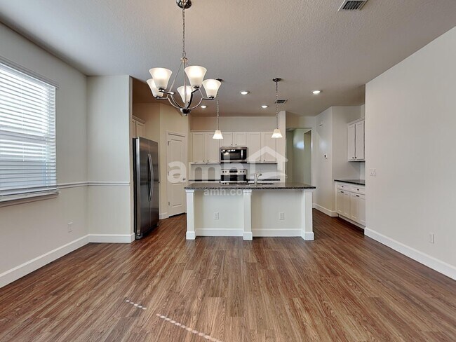 Building Photo - 2433 S Park Ave