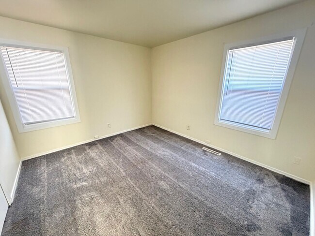 Building Photo - 1621 Clover Ln